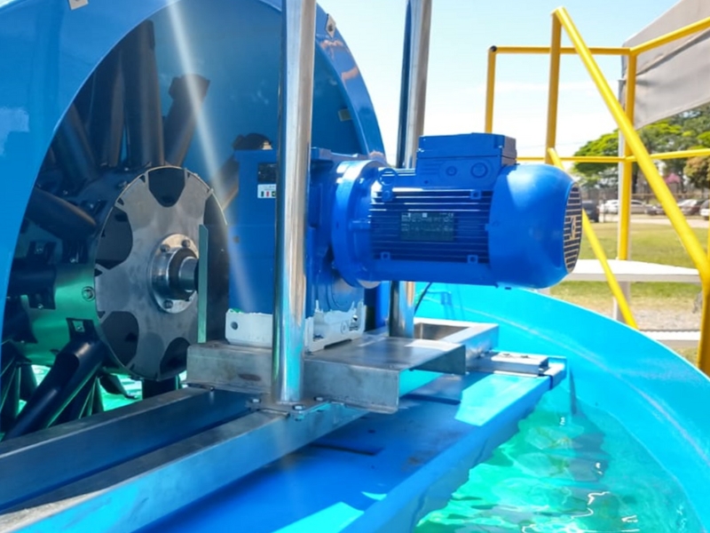 Coaxial gearbox for water applications